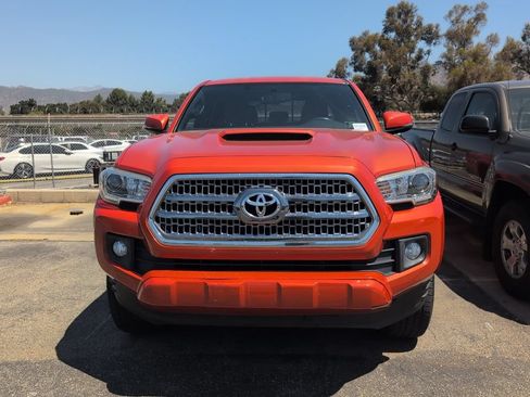 Used 2017 Toyota Tacoma TRD Sport w/ Tow Package (A/T) AWD/4WD image 2