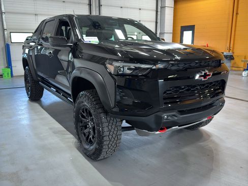 Used 2025 Chevrolet Colorado ZR2 w/ Midnight Edition AWD/4WD image 7