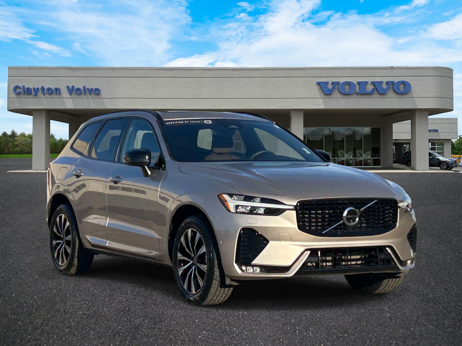 Certified 2024 Volvo XC60 B5 Plus AWD/4WD image 1