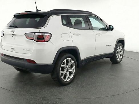 Used 2025 Jeep Compass Latitude image 9