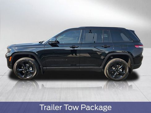 Used 2025 Jeep Grand Cherokee Altitude AWD/4WD image 3