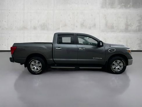 Used 2017 Nissan Titan SV image 4