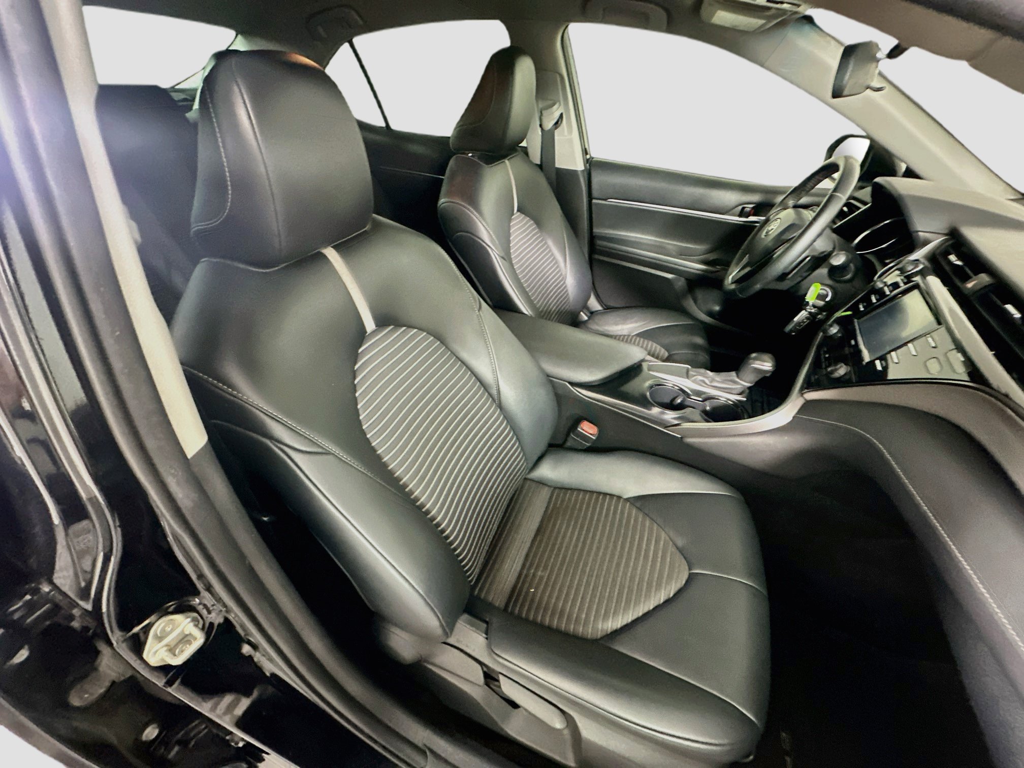 Used 2020 Toyota Camry SE w/ Carpet Mat Package FWD image 30