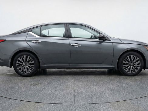 Used 2025 Nissan Altima 2.5 SV FWD image 11
