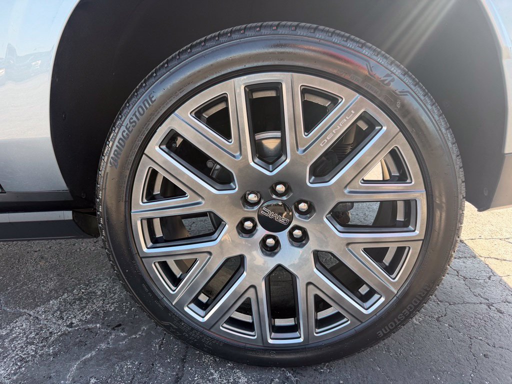 Used 2025 GMC Yukon XL Denali Ultimate AWD/4WD image 13