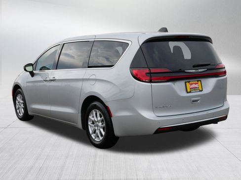 Used 2023 Chrysler Pacifica Touring-L image 5