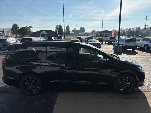 New 2026 Chrysler Pacifica Limited w/ S Appearance Package image 10