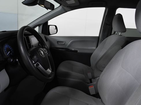 Used 2020 Toyota Sienna L image 18