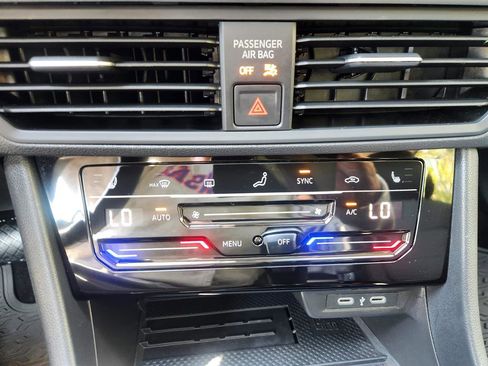 Certified 2025 Volkswagen Jetta SE w/ Sunroof Package image 35