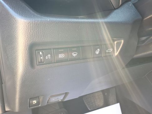 Used 2022 Toyota RAV4 SE w/ Convenience Package image 17