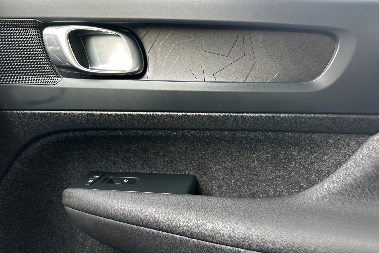 Certified 2024 Volvo XC40 Recharge Core w/ Protection Package Premier AWD/4WD image 19