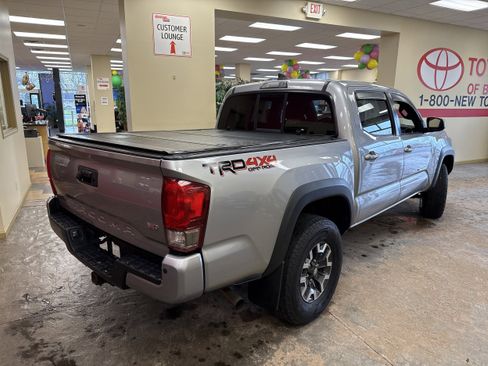 Used 2016 Toyota Tacoma TRD Off-Road w/ Premium & Technology Package image 11
