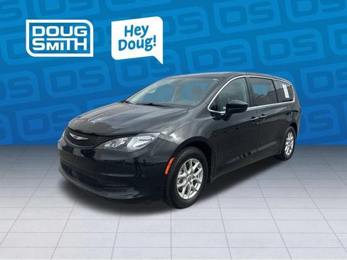 Used 2023 Chrysler Voyager LX FWD image 3