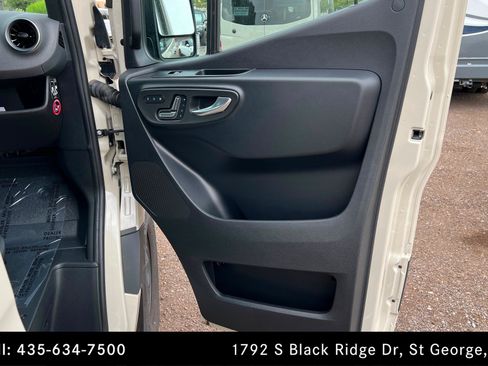 Used 2025 Mercedes-Benz Sprinter 2500 image 21