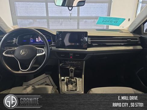 Used 2025 Volkswagen Jetta SE FWD image 12
