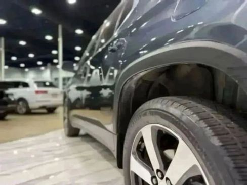 Used 2021 Chevrolet Traverse LT w/ LT Premium Package image 11