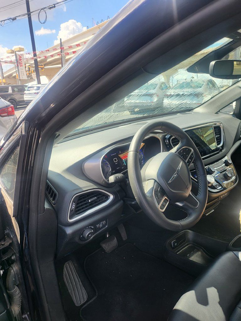 Used 2025 Chrysler Pacifica Select FWD image 8