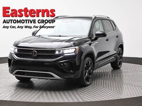 Used 2024 Volkswagen Taos SE image 1