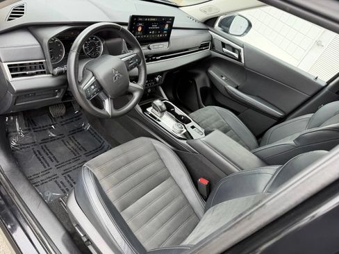 Used 2025 Mitsubishi Outlander SE FWD image 2