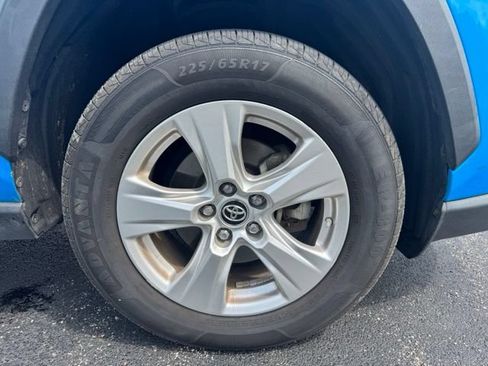Used 2019 Toyota RAV4 LE w/ Carpet Mat Package AWD/4WD image 9
