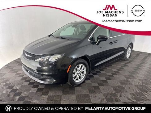 Used 2023 Chrysler Voyager LX FWD image 3
