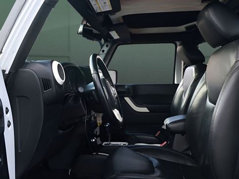 Used 2015 Jeep Wrangler Unlimited Sahara image 9