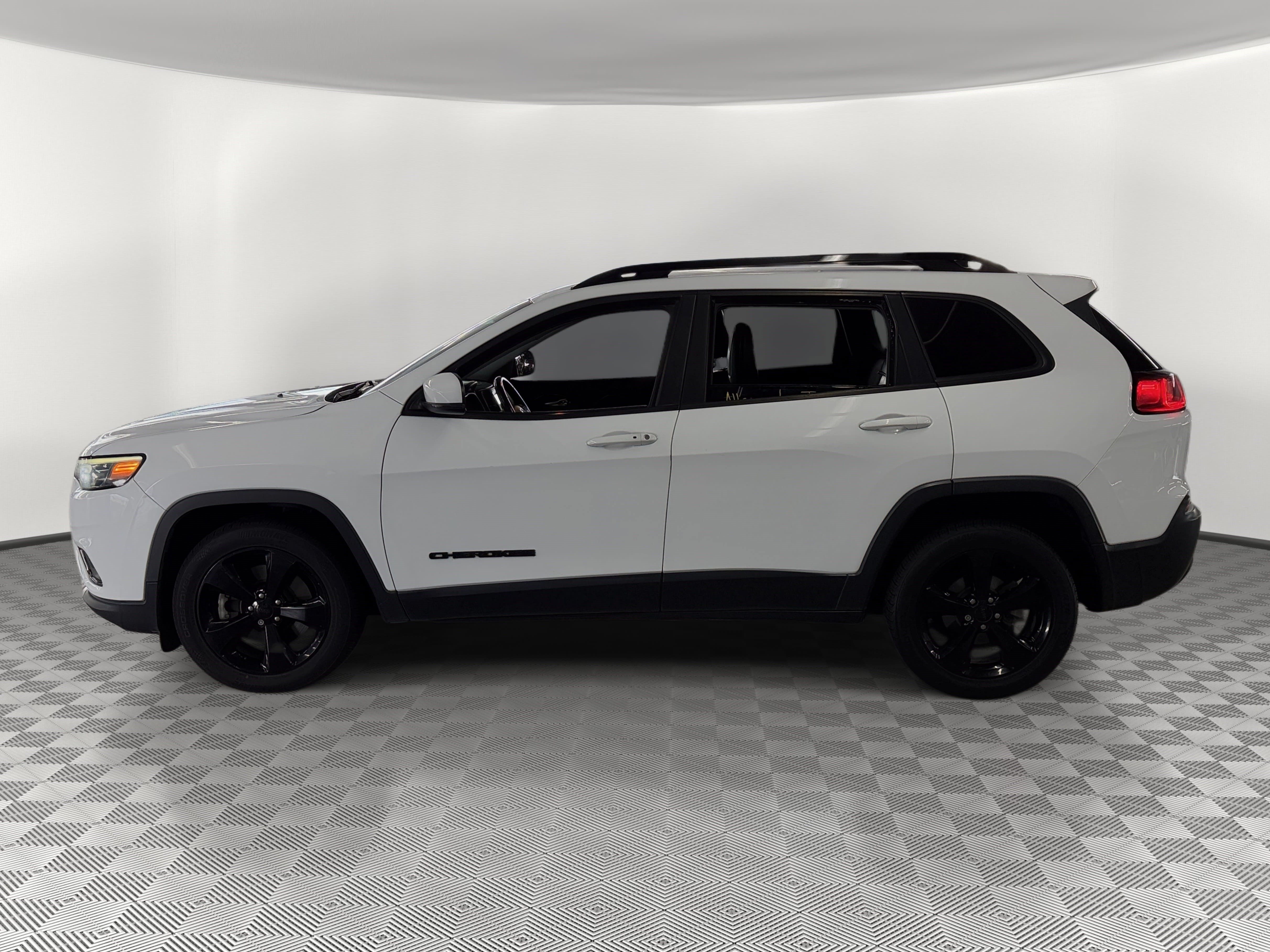 Used 2021 Jeep Cherokee Latitude Plus FWD image 2