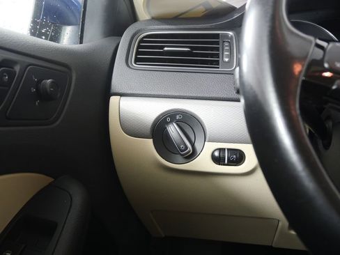 Used 2017 Volkswagen Jetta SE image 19