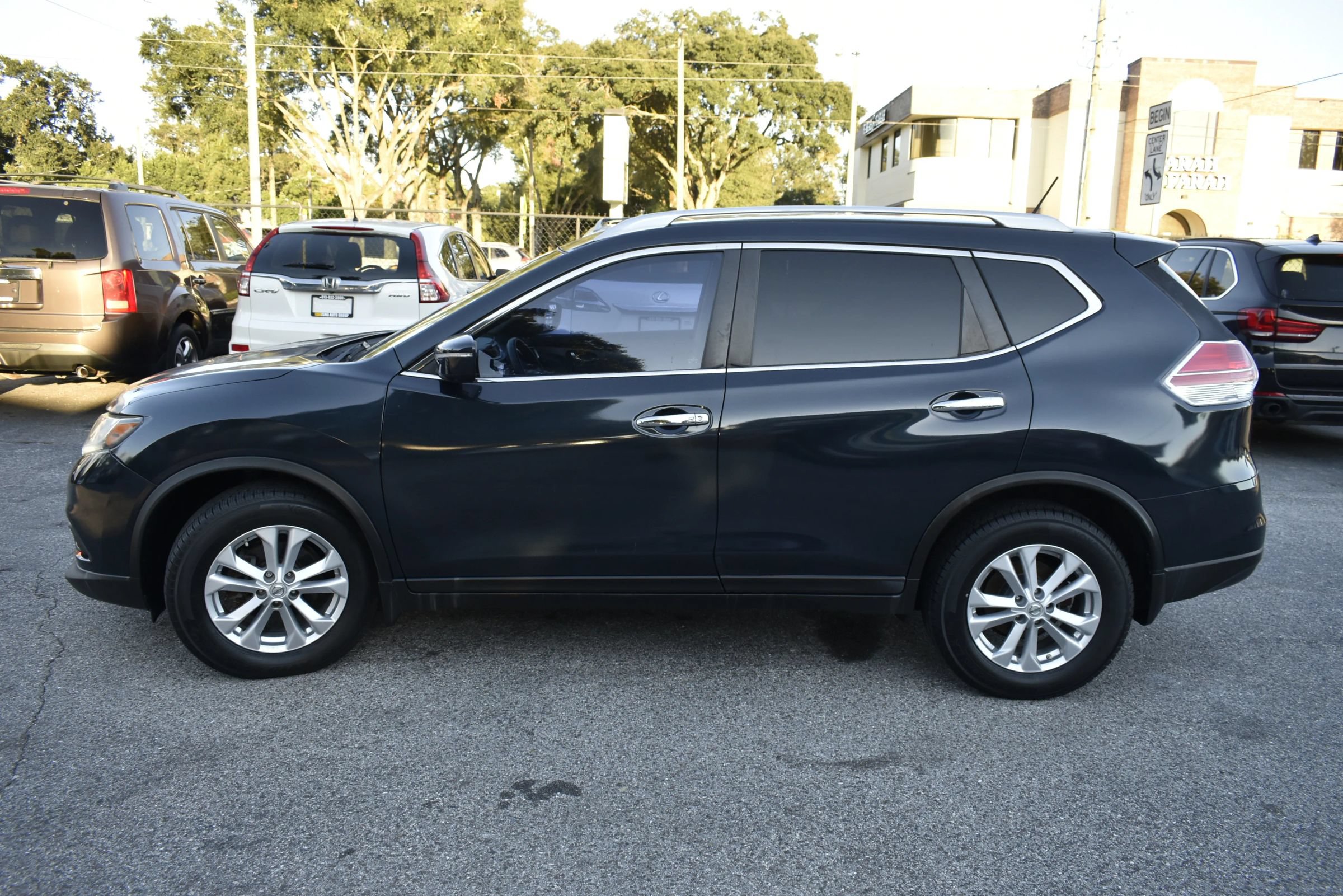 Used 2015 Nissan Rogue SV FWD image 4