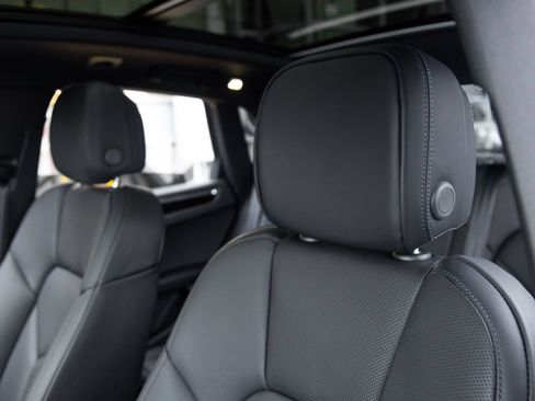 Certified 2026 Porsche Macan AWD/4WD image 22