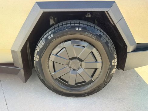 Used 2024 Tesla Cybertruck AWD Crew Cab image 13