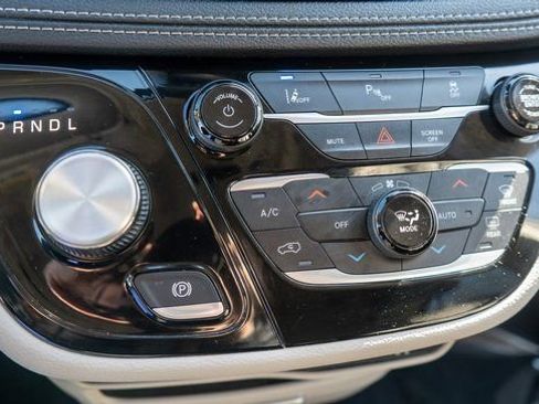 Used 2023 Chrysler Pacifica Touring-L w/ Uconnect Theater Family Group image 30