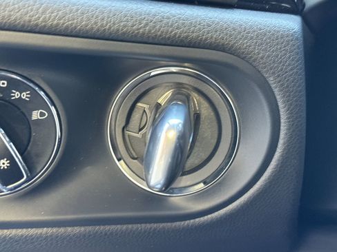 Certified 2025 Porsche Macan AWD/4WD image 27