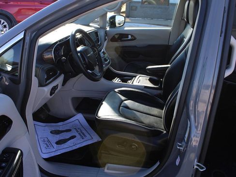 Used 2023 Chrysler Pacifica Limited image 15