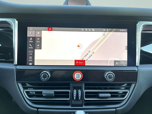 Certified 2025 Porsche Macan image 14