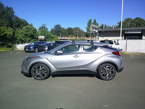 Used 2019 Toyota C-HR XLE FWD image 2