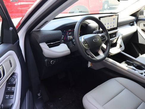 New 2026 Ford Explorer Active w/ Active Comfort Package AWD/4WD image 4
