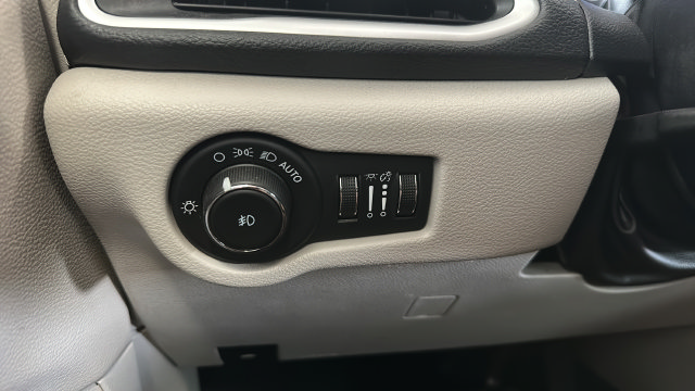 Used 2024 Chrysler Pacifica Limited FWD image 34