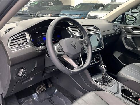 Certified 2023 Volkswagen Tiguan SE FWD image 18