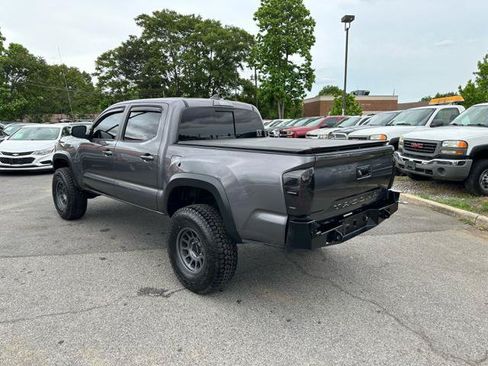 Used 2017 Toyota Tacoma TRD Sport AWD/4WD image 7