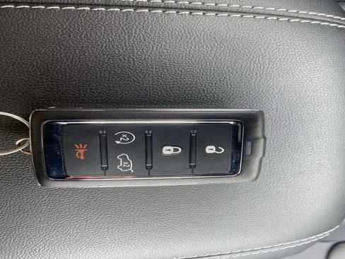 Used 2023 Jeep Grand Cherokee Limited image 30