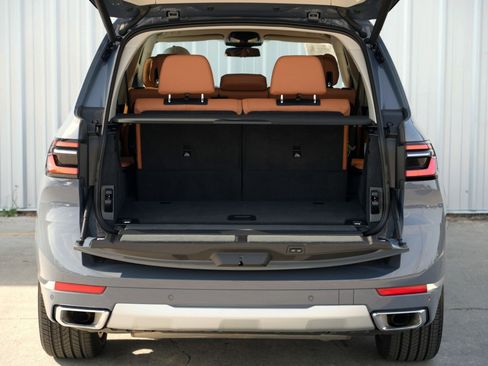 Used 2023 BMW X7 xDrive40i w/ Climate Comfort Package image 10