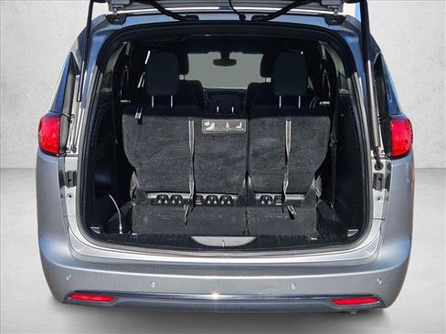 Used 2018 Chrysler Pacifica Touring Plus w/ S Appearance Package FWD image 6