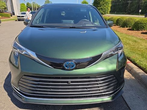 Used 2024 Toyota Sienna Platinum AWD/4WD image 6