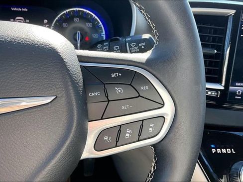 Used 2024 Chrysler Pacifica Touring-L FWD image 19