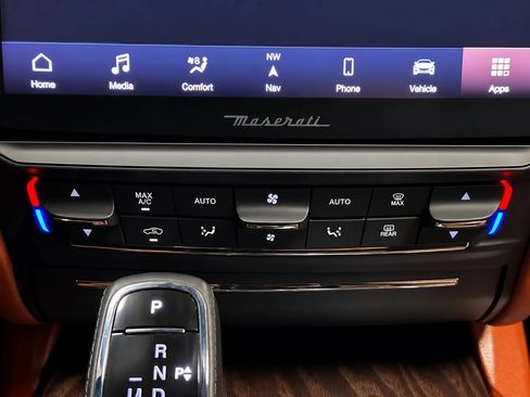 Used 2023 Maserati Quattroporte Modena RWD image 46