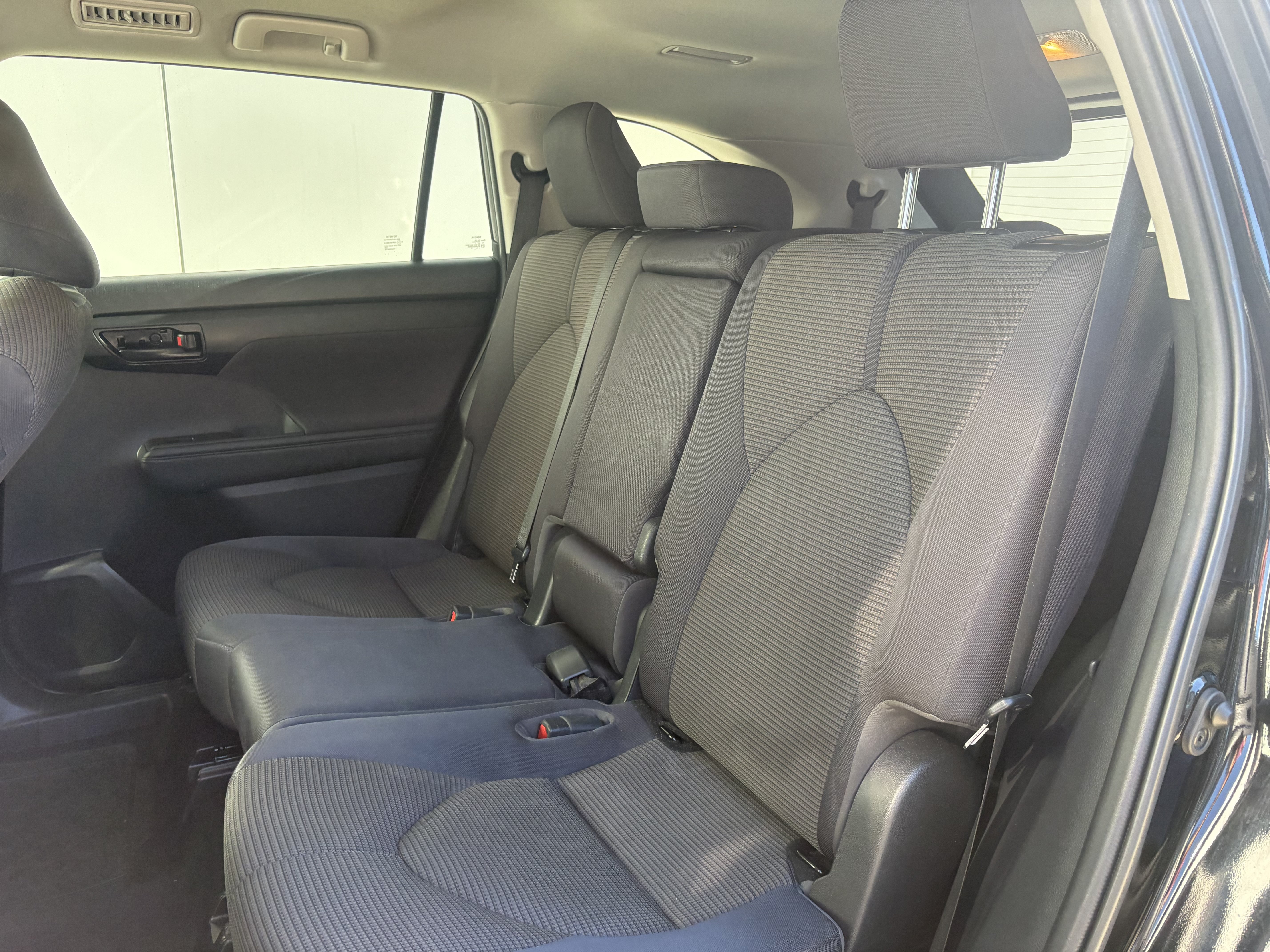 Used 2022 Toyota Highlander LE FWD image 12
