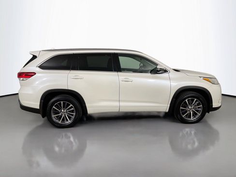 Used 2018 Toyota Highlander XLE AWD/4WD image 18