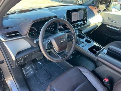 Certified 2023 Toyota Sienna Platinum image 13