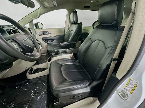 Certified 2024 Chrysler Pacifica Touring-L image 31